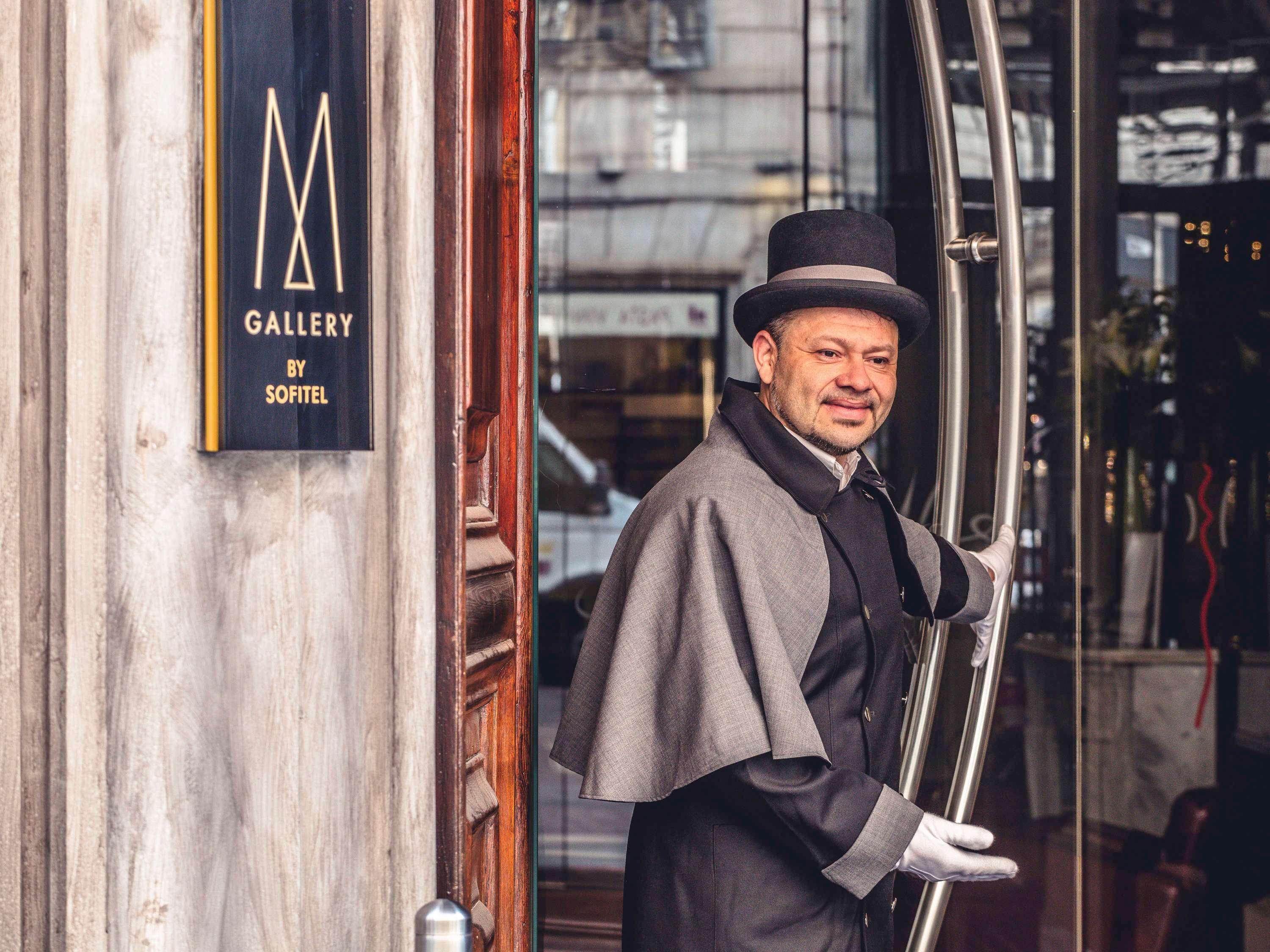 Hotel La Griffe Roma Esterno foto Concierge at the entrance of the M Hotel, Singapore