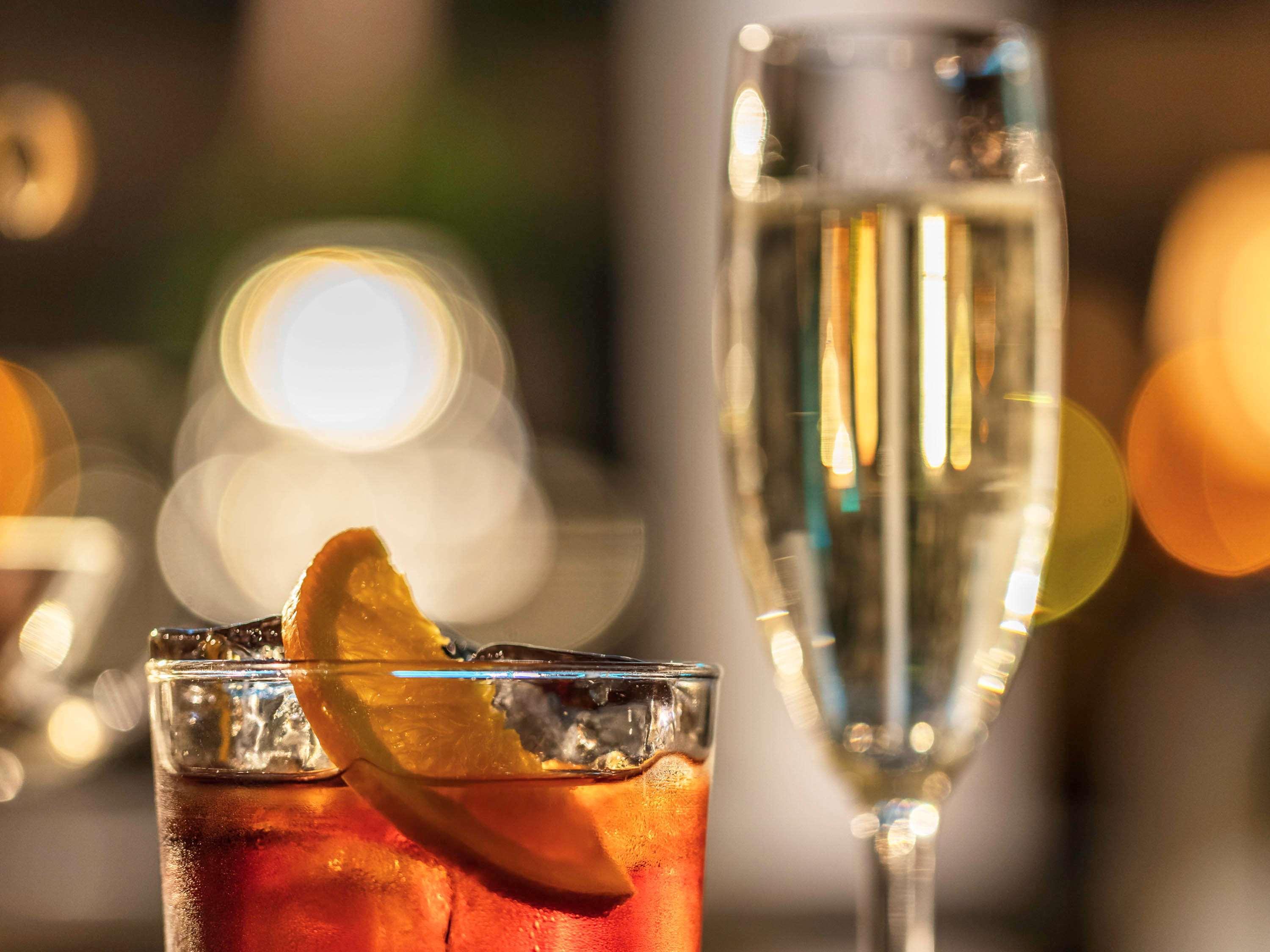 Hotel La Griffe Roma Esterno foto A glass of champagne and a glass of aperol spritz