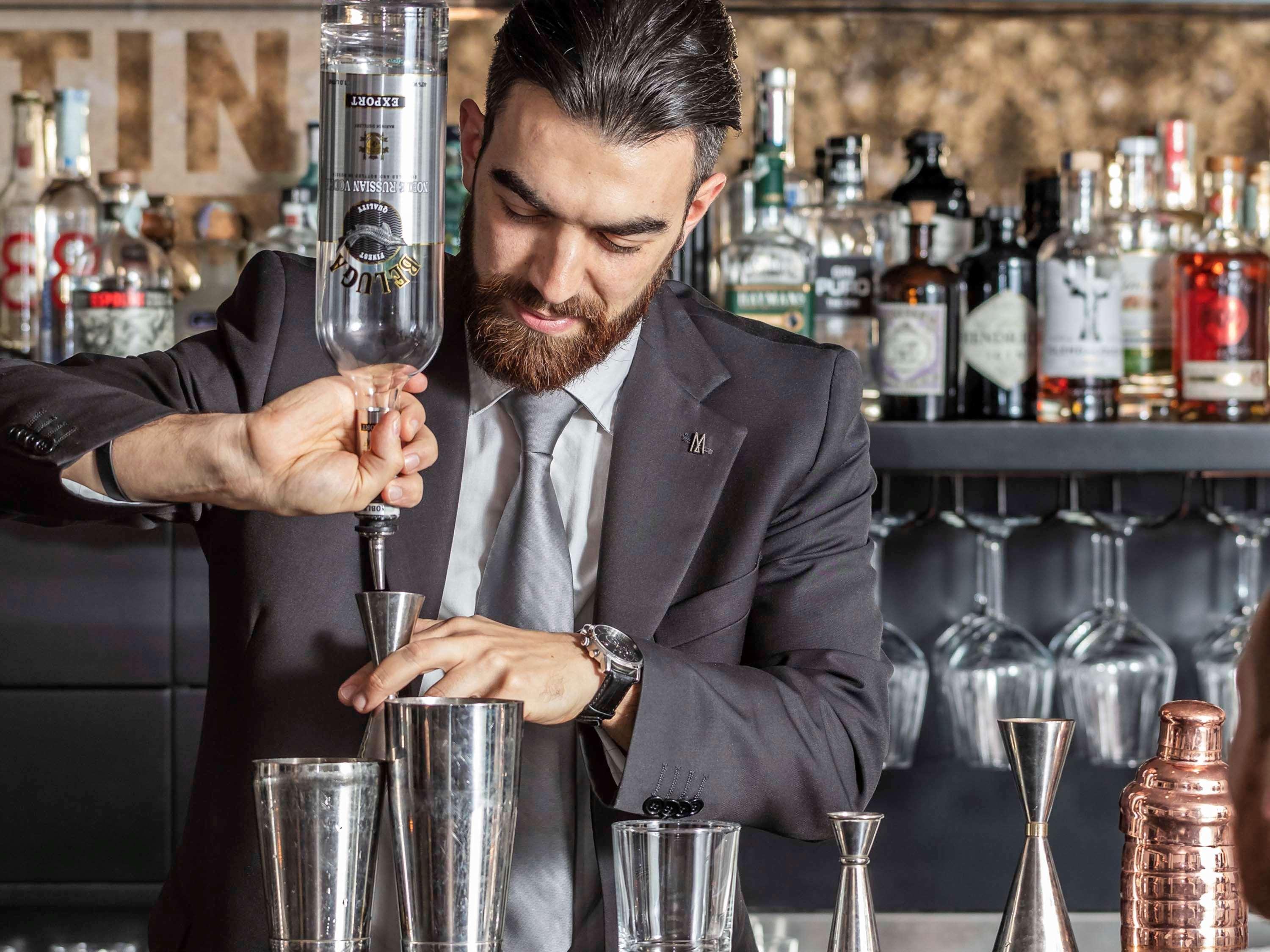 Hotel La Griffe Roma Esterno foto A bartender at work
