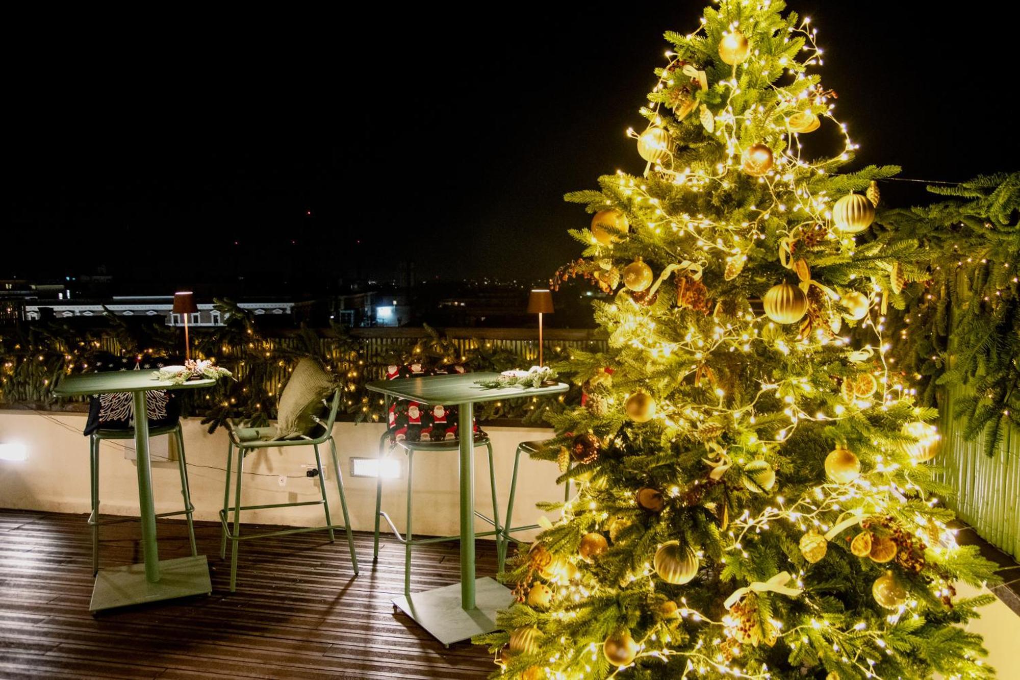 Hotel La Griffe Roma Esterno foto Christmas tree at the rooftop of the hotel